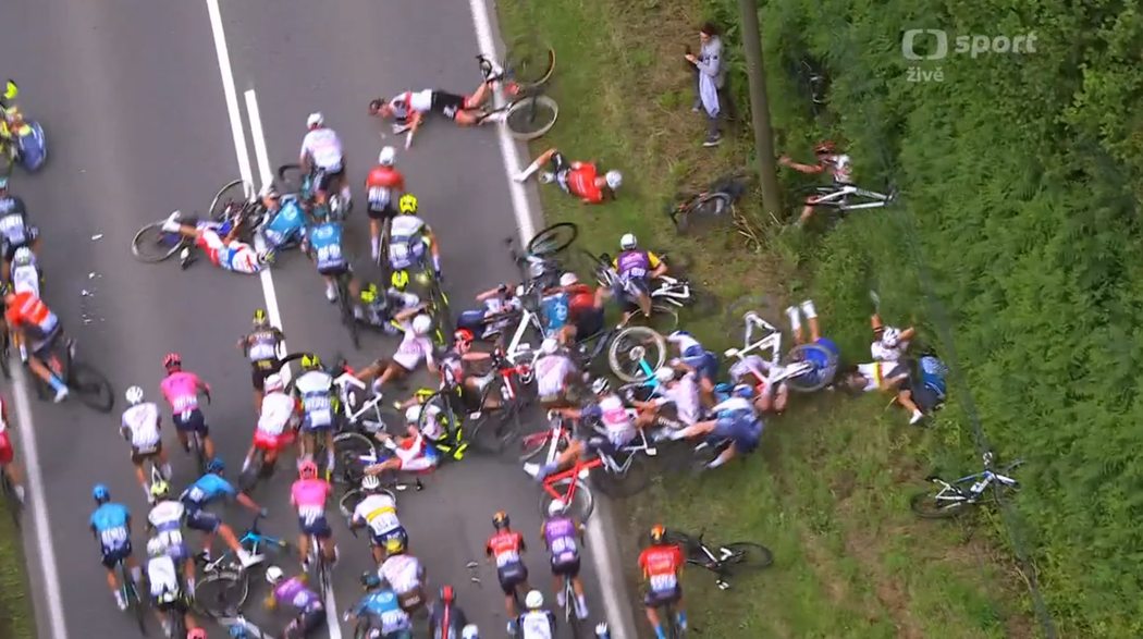 Krátce před cílem úvodní etapy Tour de France došlo k hromadnému pádu