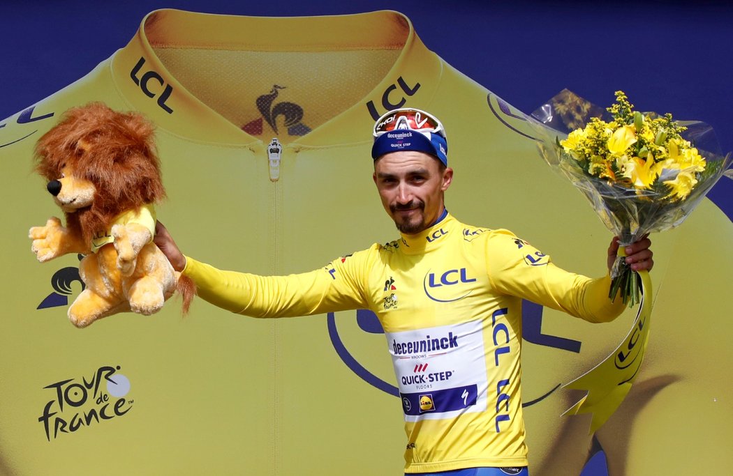 Žlutý dres lídra uhájil Francouz Julian Alaphilippe, který dojel do cíle 12. etapy se všemi hlavními favority
