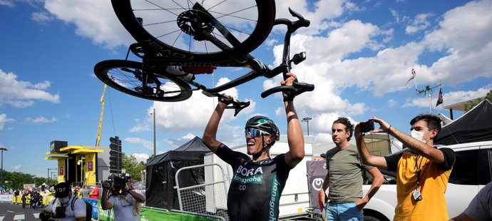 Dvanáctou etapu Tour de France vyhrál po úniku německý cyklista Nils Politt