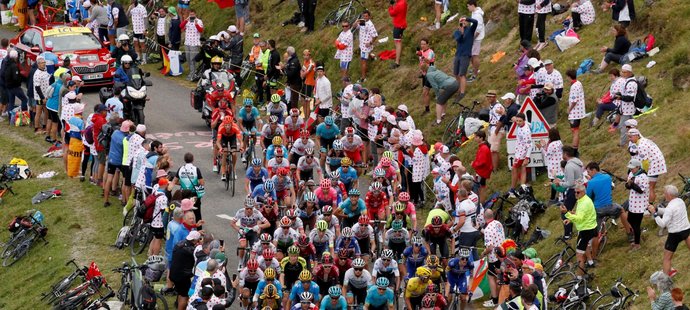 Cyklistický peloton se na Tour de France vydal letos poprvé do Pyrenejí