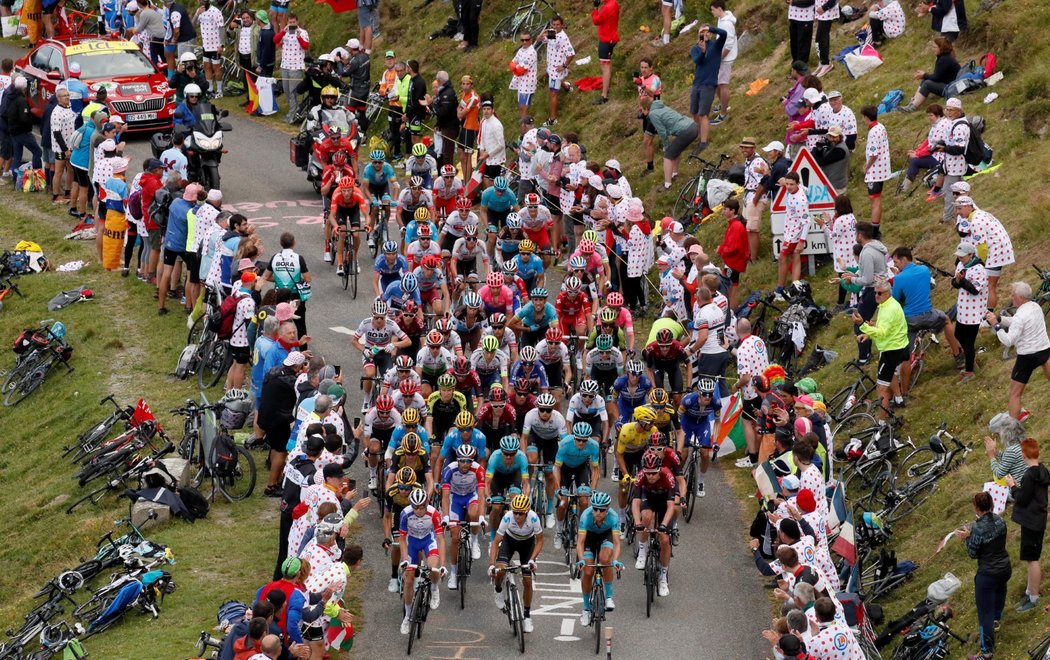 Cyklistický peloton se na Tour de France v Pyrenejích