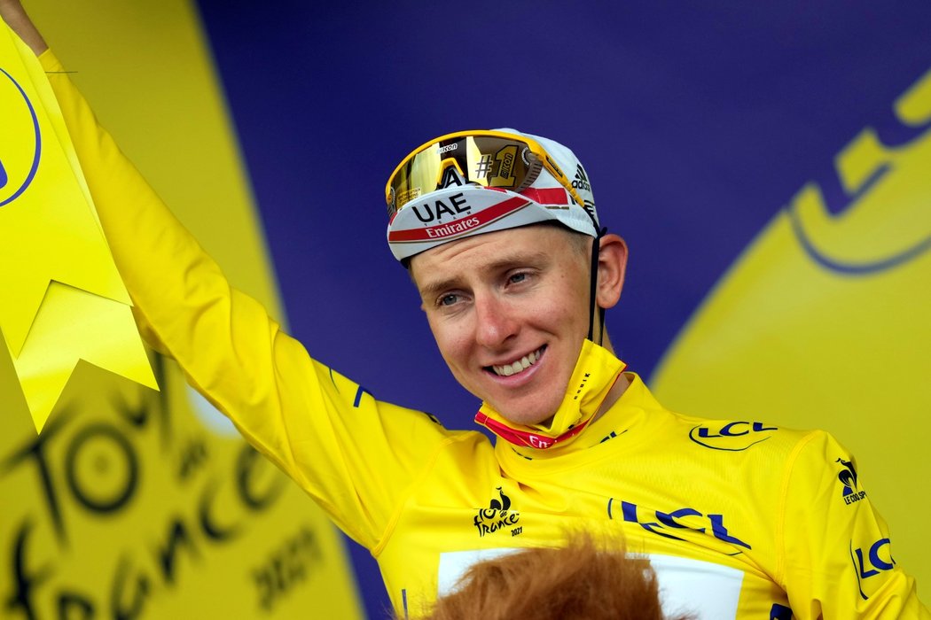 Slovinský cyklista Tadej Pogačar udržel i po 12. etapě žlutý trikot s velkým náskokem