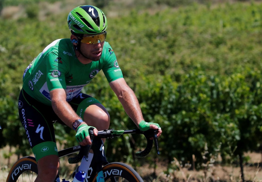 Britský cyklista Mark Cavendish veze během 13. etapy Tour de France zelený dres