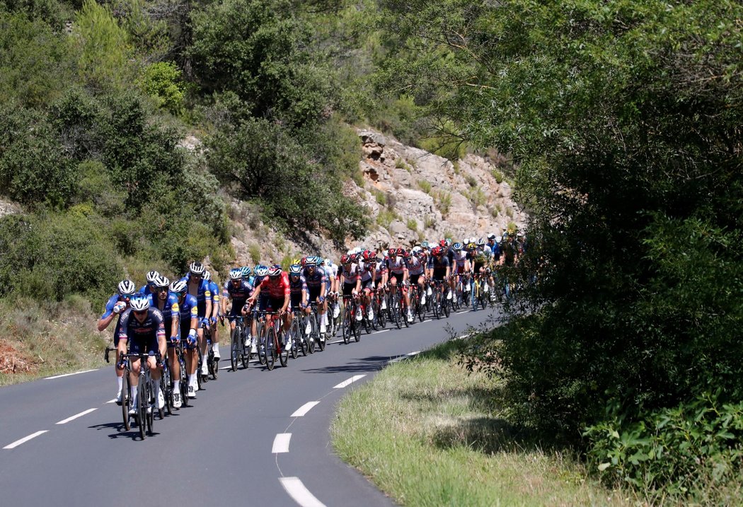 Ženoucí se peloton ve 13. etapě Tour de France