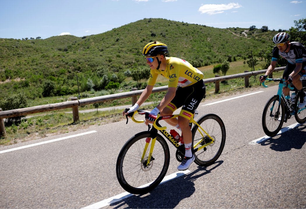 Slovinec Tadej Pogačar se žlutým dresem na 13. etapě Tour de France
