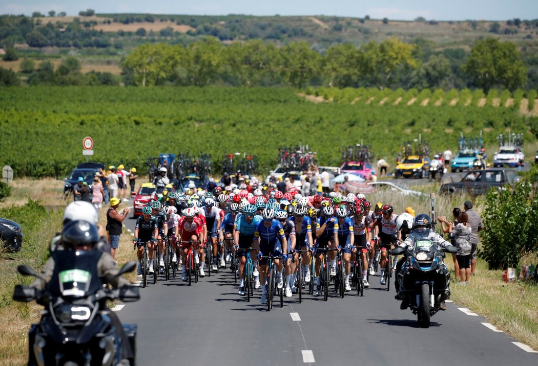 Pohled na peloton cyklistů během 13. etapy Tour de France