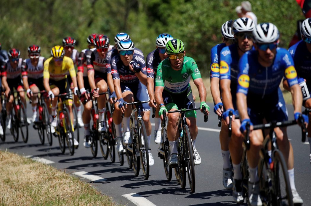 Britský veterán Mark Cavendish v zeleném trikotu během 13. etapy Tour de France
