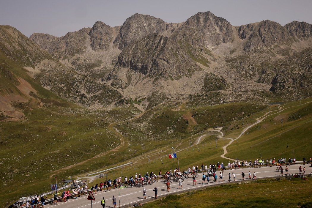 Závodníci se v 15. etapě Tour dostali do nádherné přírody v Andoře