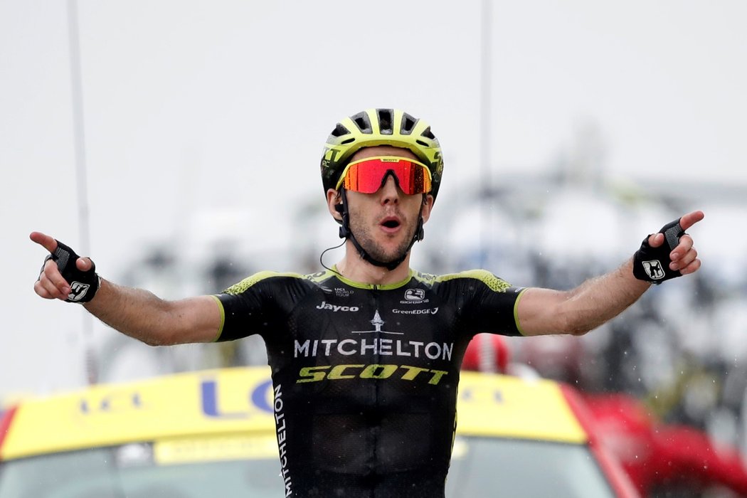 Britský závodník Simon Yates oslavuje druhé vítězství na Tour de France 2019