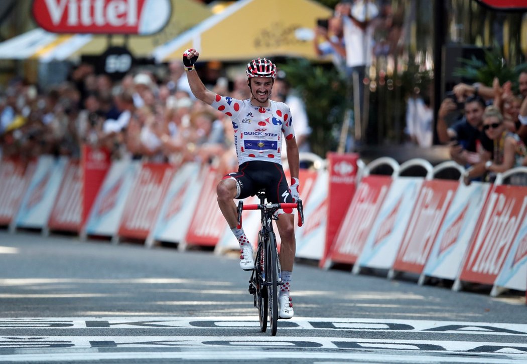 Francouzský cyklista Julian Alaphilippe slaví triumf v 16. etapě Tour de France