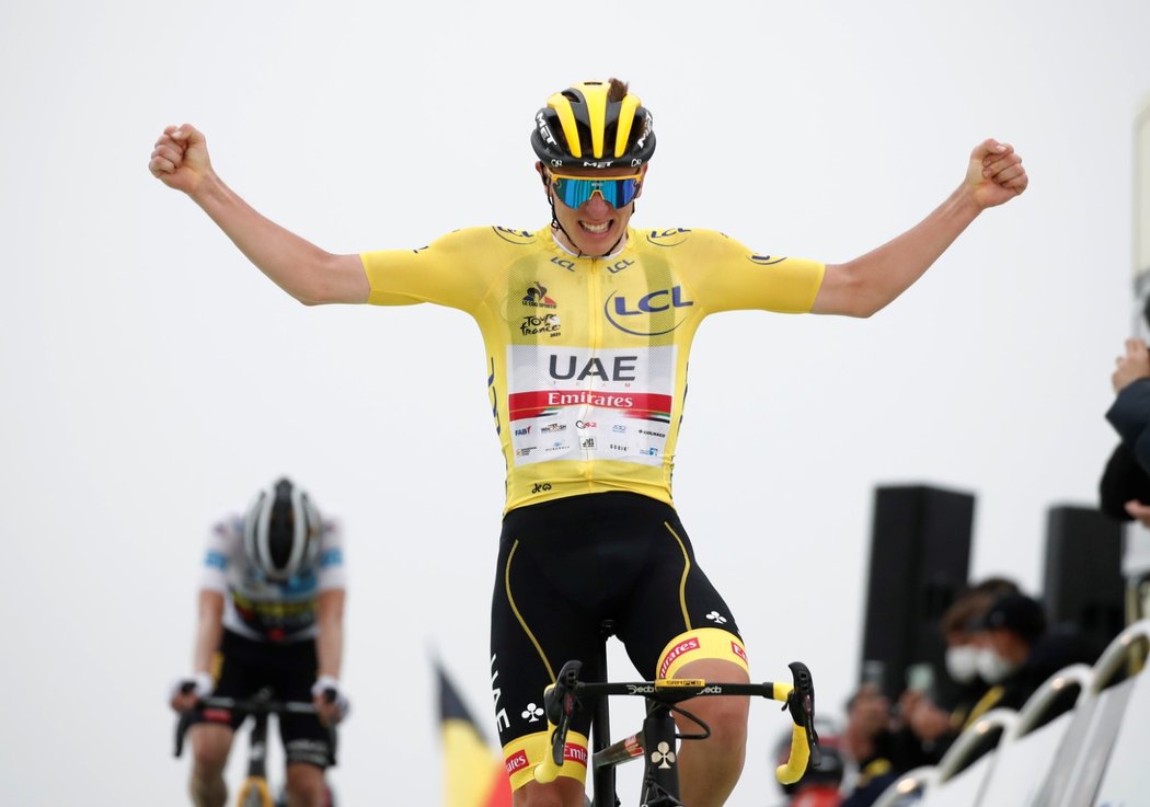 Tadej Pogačar slaví triumf v 17. etapě Tour de France