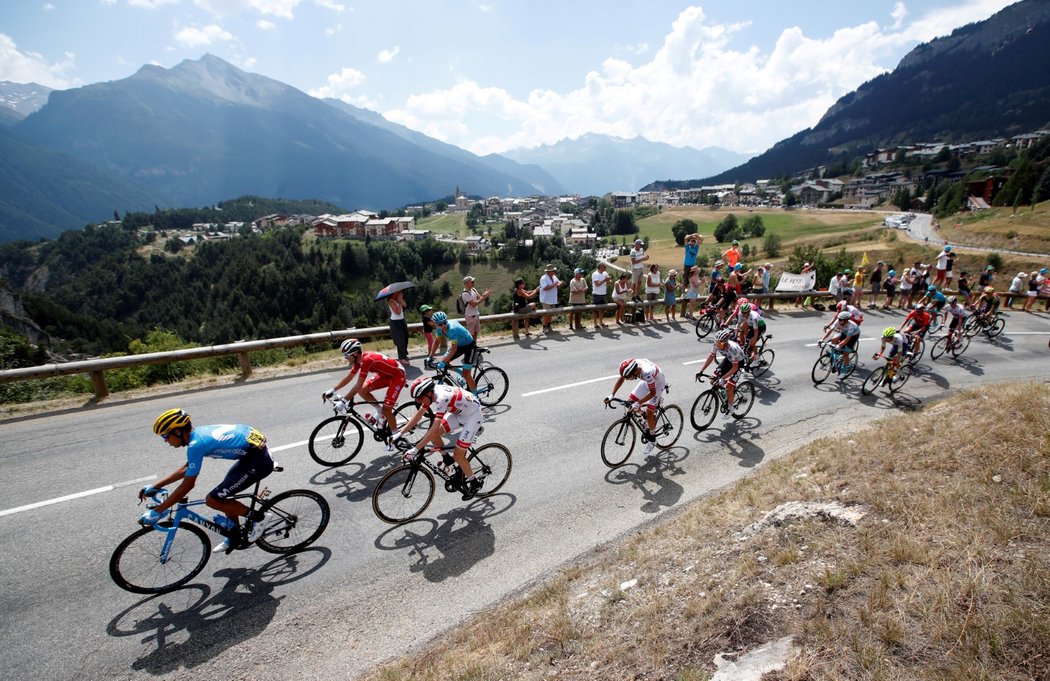 Závodníci projíždějí 19. etapou Tour de France