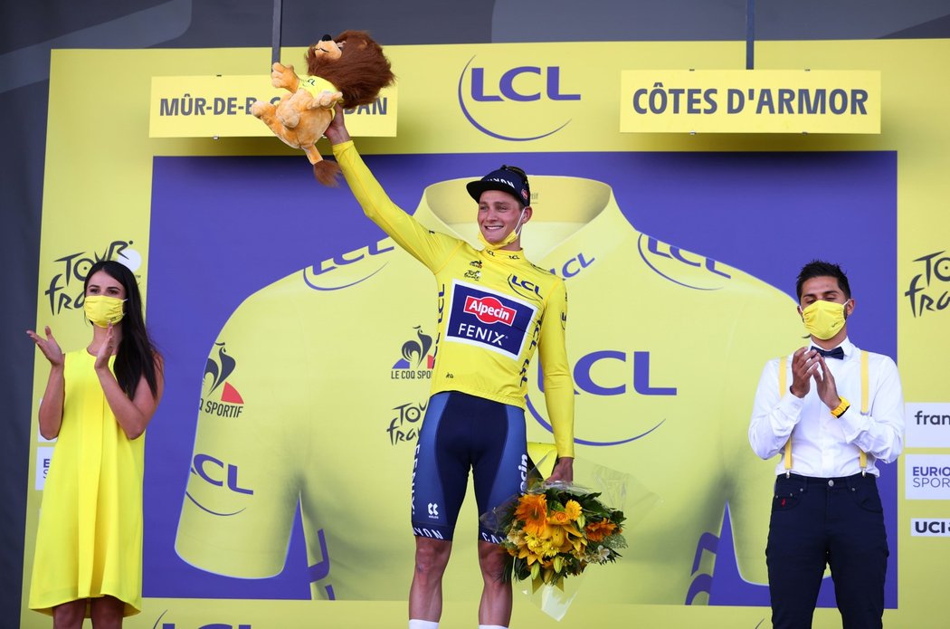 Mathieu van der Poel se po druhé etapě Tour oblékl do vysněného žlutého trikotu
