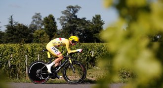 Výsledky Tour de France: Pogačar obhájil žlutý, puntíkatý i bílý trikot!