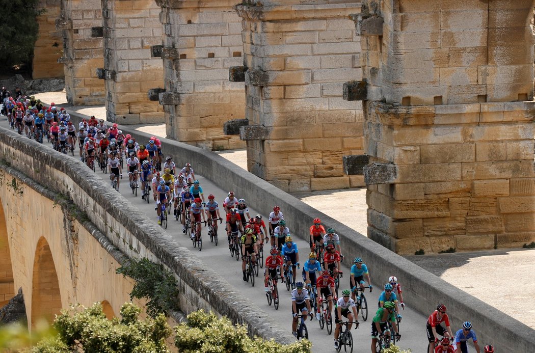 Účastníci 16. etapy závodu Tour de France se mohli kochat úžasným okolím