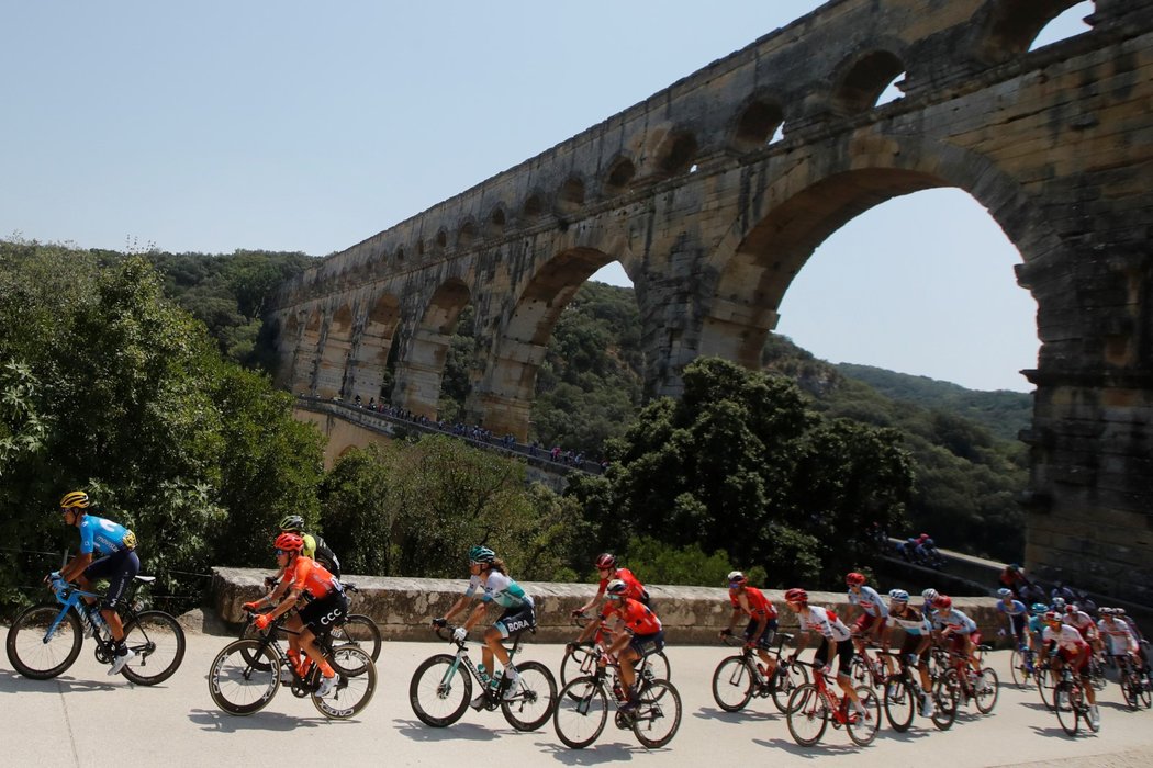 Cyklisté během 16. etapy Tour de France měli kolem sebe kouzelné prostředí