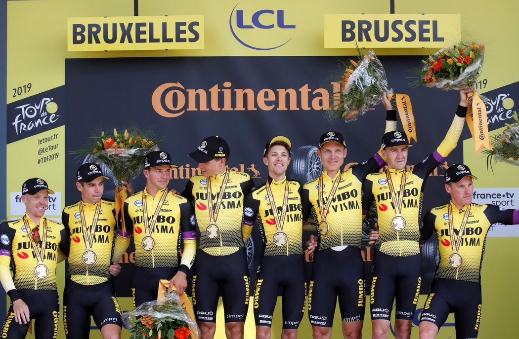 Holandský tým Jumbo-Visma po úvodním triumfu na Tour de France 2019 ovládl i 2. etapu v týmové časovce