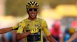 Egan Bernal z Kolumbie dojíždí do cíle jako celkový vítěz Tour de France