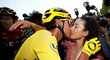 Vítěz Tour de France 2019 Egan Bernal oslavuje triumf s přítelkyní