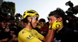 Egan Bernal oslavuje vítězství na Tour de France 2019