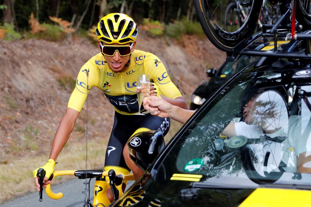 Egan Arley Bernal dodržuje tradici poslední etapy Tour de France a chystá se napít šampaňského