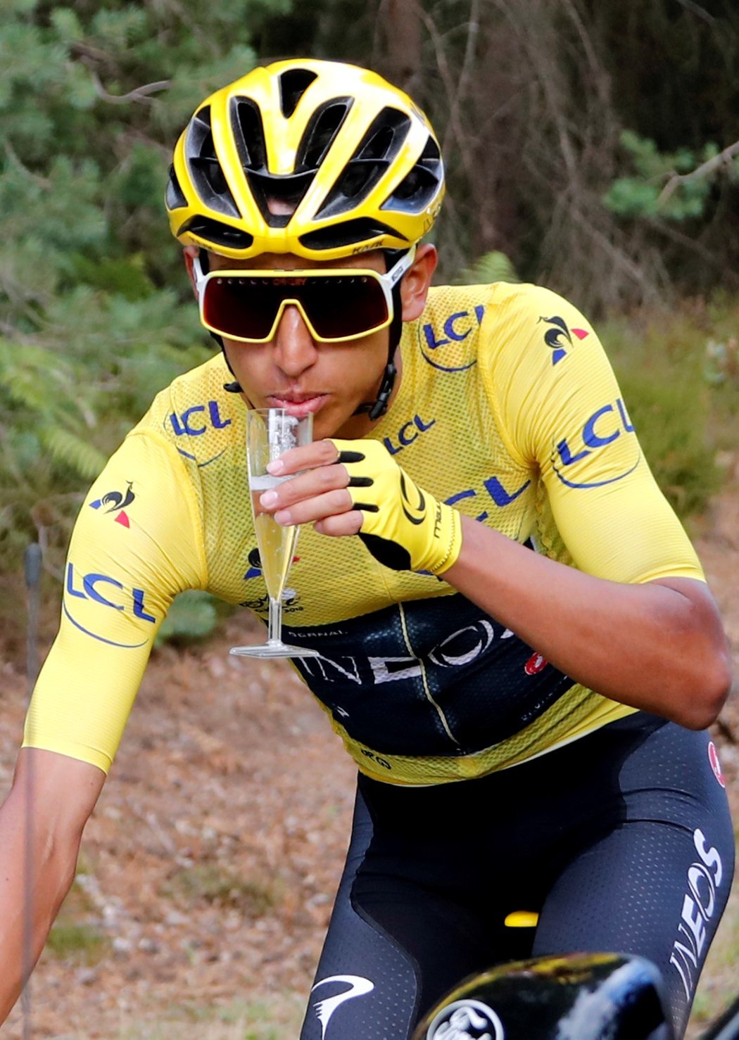 Kolumbijec Egan Arley Bernal popíjí šampaňské při poslední etapě Tour de France