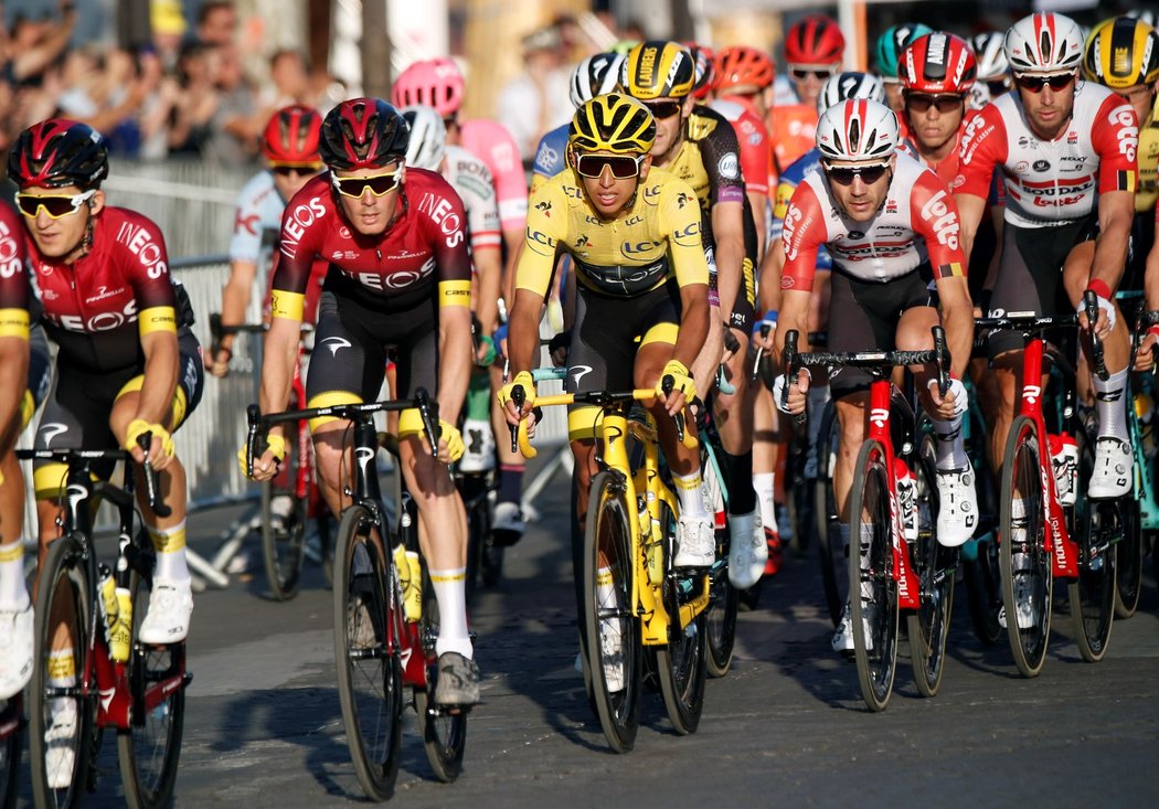 Žlutý trikot Egana Bernala září v popředí poslední etapy Tour de France