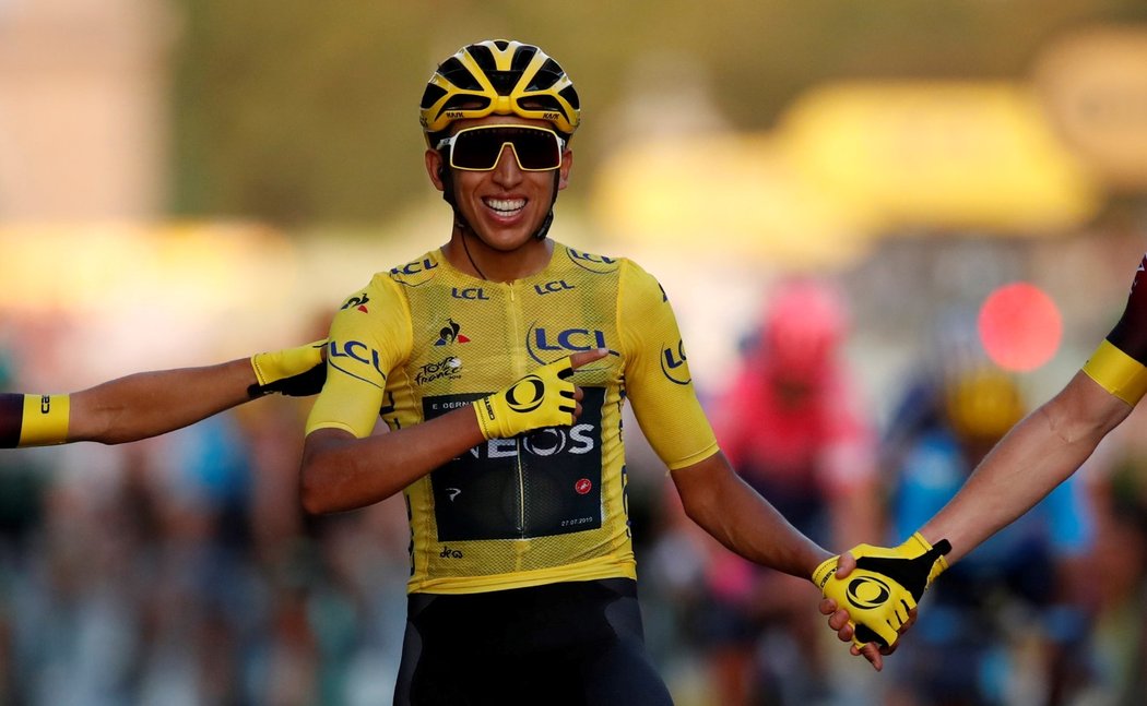 Egan Bernal z Kolumbie dojíždí do cíle jako celkový vítěz Tour de France