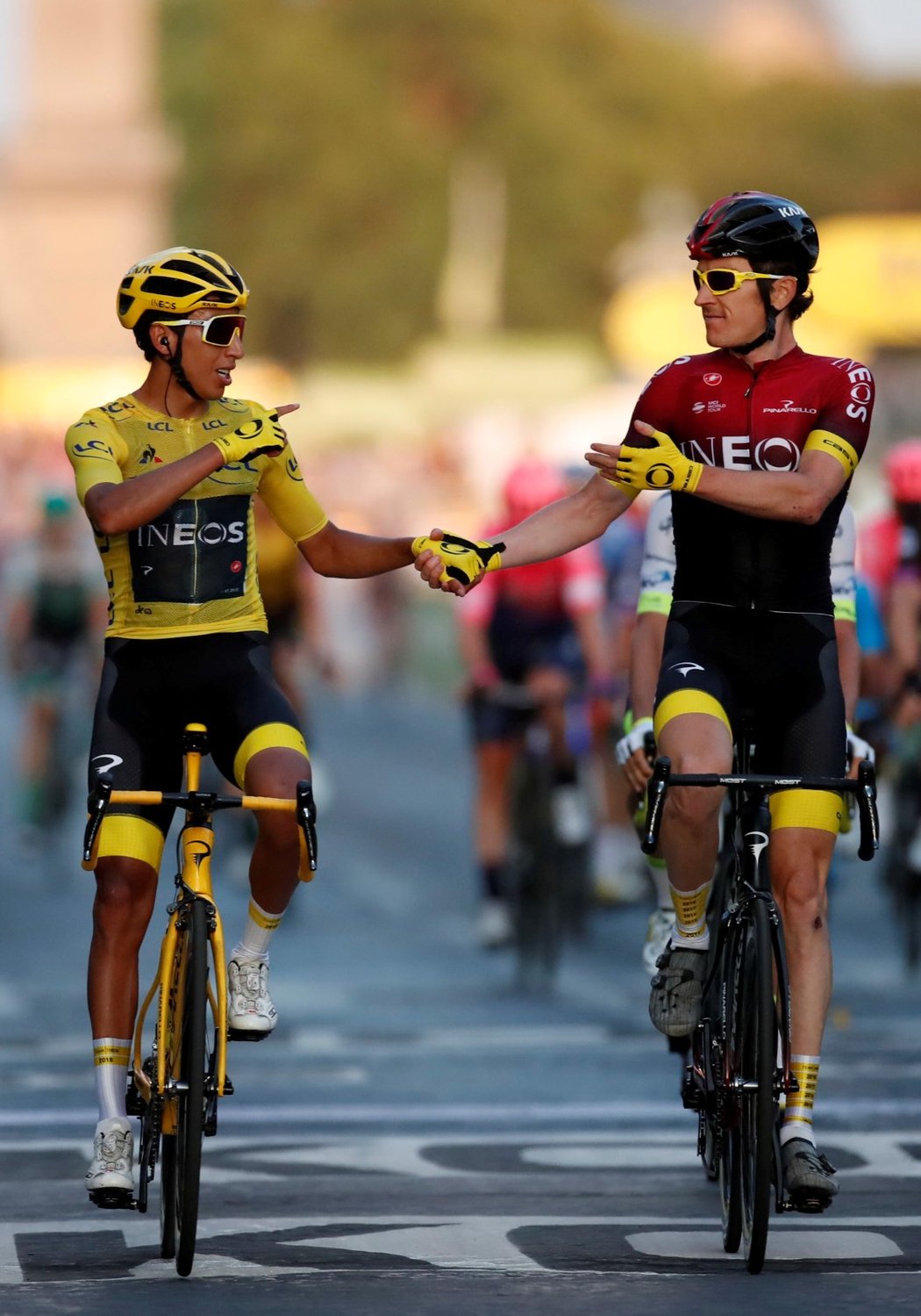 Vítěz Tour de France 2019 Egan Bernal slaví úspěch s parťákem ze stáje Geraintem Thomasem, který skončil druhý v celkovém pořadí