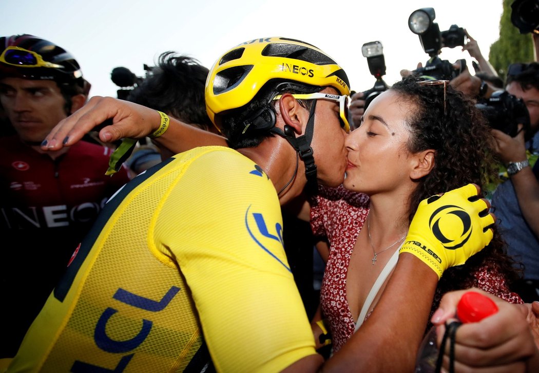 Vítěz Tour de France 2019 Egan Bernal oslavuje triumf s přítelkyní