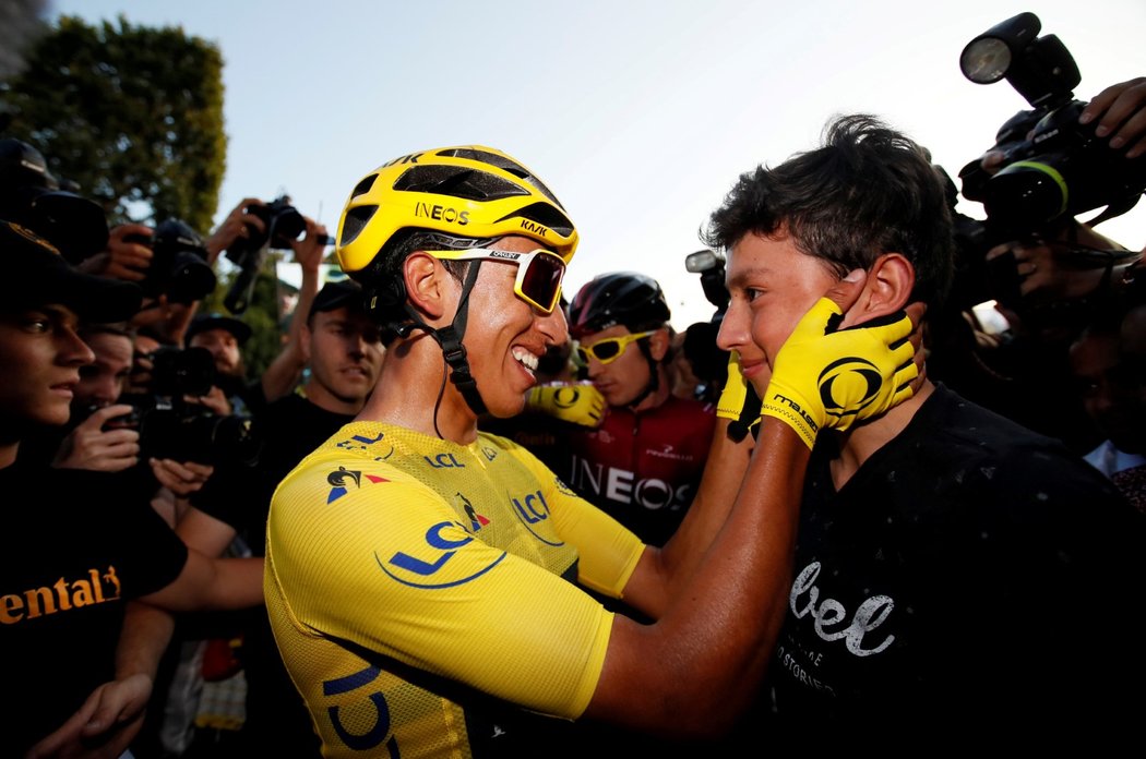 Egan Bernal oslavuje vítězství na Tour de France 2019