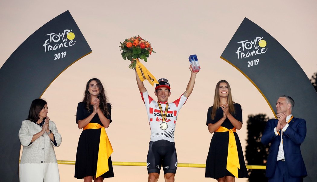 Australský cyklista Caleb Ewan přebírá na pódiu cenu pro vítěze poslední etapy Tour de France