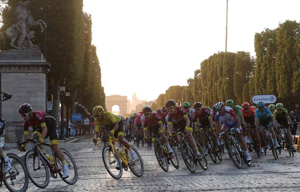 Cyklisté v rámci poslední etapy Tour de France projíždí po slavném Champs-Élysées