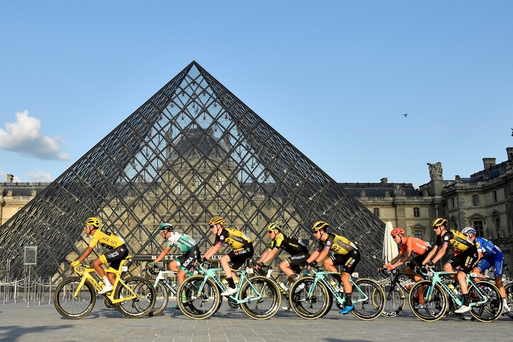 Účastníci poslední etapy Tour de France projíždějí slavným Louvrem