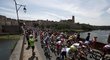 Cyklistický peloton ve městě Albi, kde startovala 11. etapa letošní Tour de France.