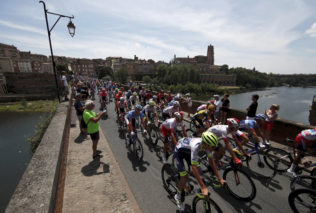 Cyklistický peloton ve městě Albi, kde startovala 11. etapa letošní Tour de France.