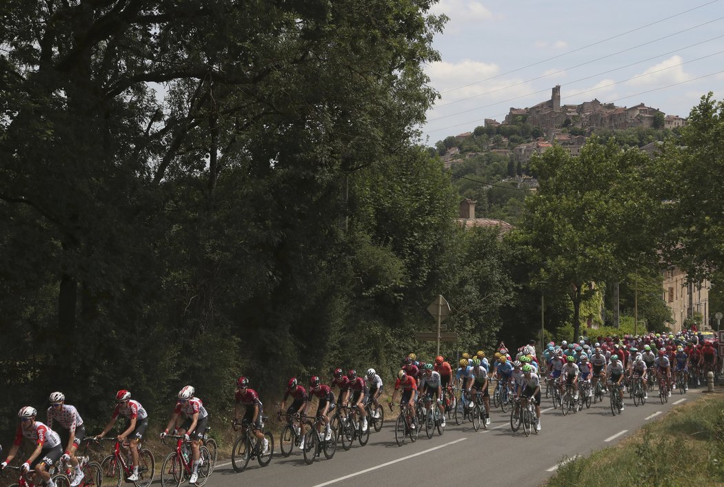 Cyklisté na Tour de France v 11. etapě z Albi do Toulouse