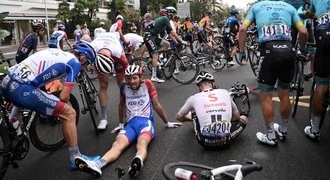 Nervózní start Tour de France: déšť, pády a vítězný Býk ze Stavangeru