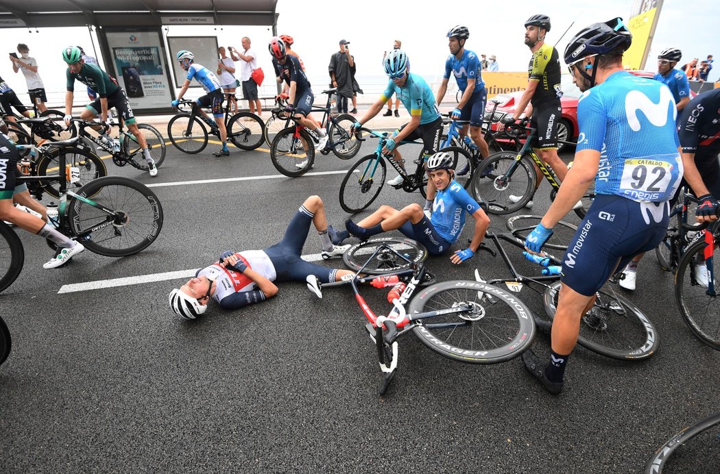 Úvodní etapa Tour de France se neobešla bez několika kolizí