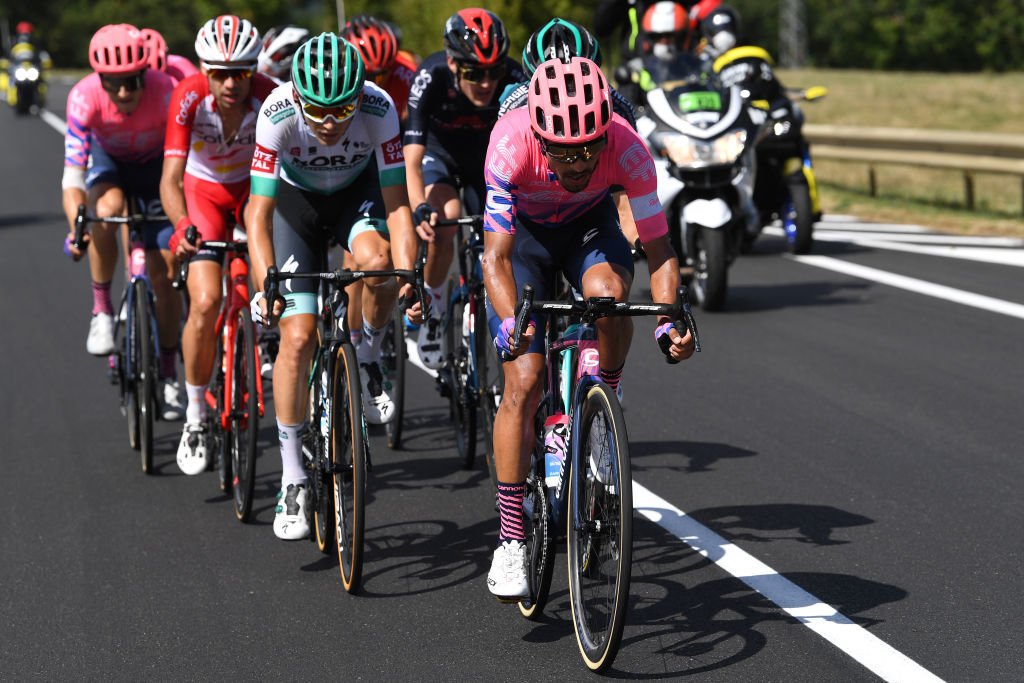 Kolumbijský cyklista Daniel Felipe Martinez (v růžovém) během 13. etapy Tour de France