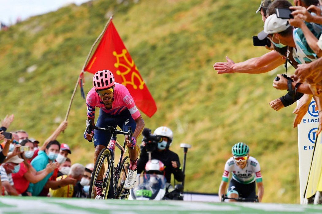 Vítězem drsné 13. etapy na Tour de France se stal kolumbijský závodník Daniel Felipe Martínez