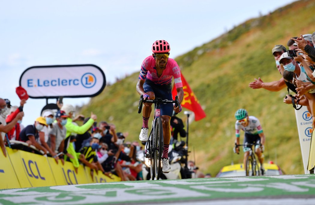 Daniel Felipe Martínez si šlape pro vítězství ve 13. etapě Tour de France