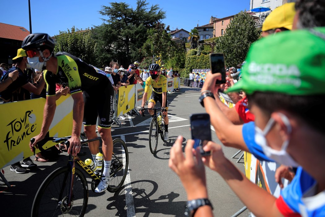 Adam Yates ve žlutém trikotu přijíždí na start 8. etapy Tour de France