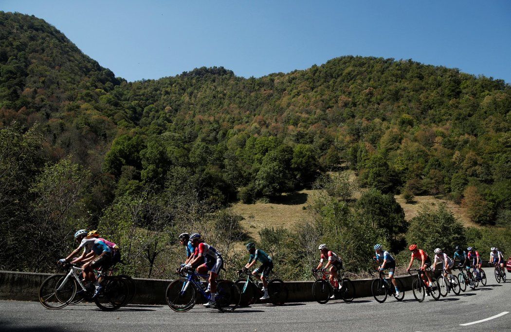 Cyklisté na Tour de France šlapou po Pyrenejích