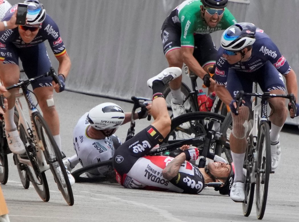 Ošklivý pád Petera Sagana (vlevo) a Caleba Ewanse ve třetí etapě Tour de France