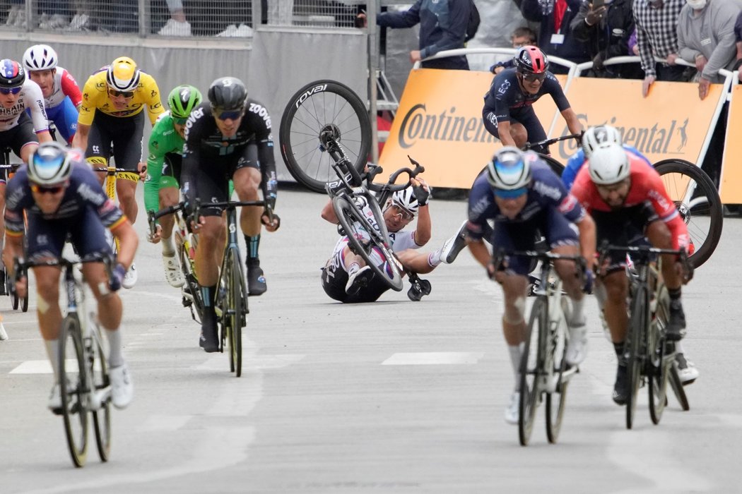 Slovenský cyklista Peter Sagan padá během třetí etapy Tour de France
