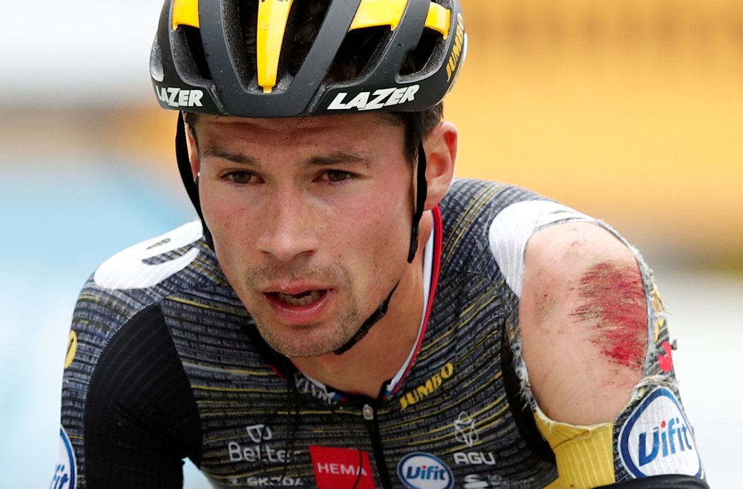 Slovinský závodník Primož Roglič si během třetí etapy Tour de France ošklivě sedřel rameno