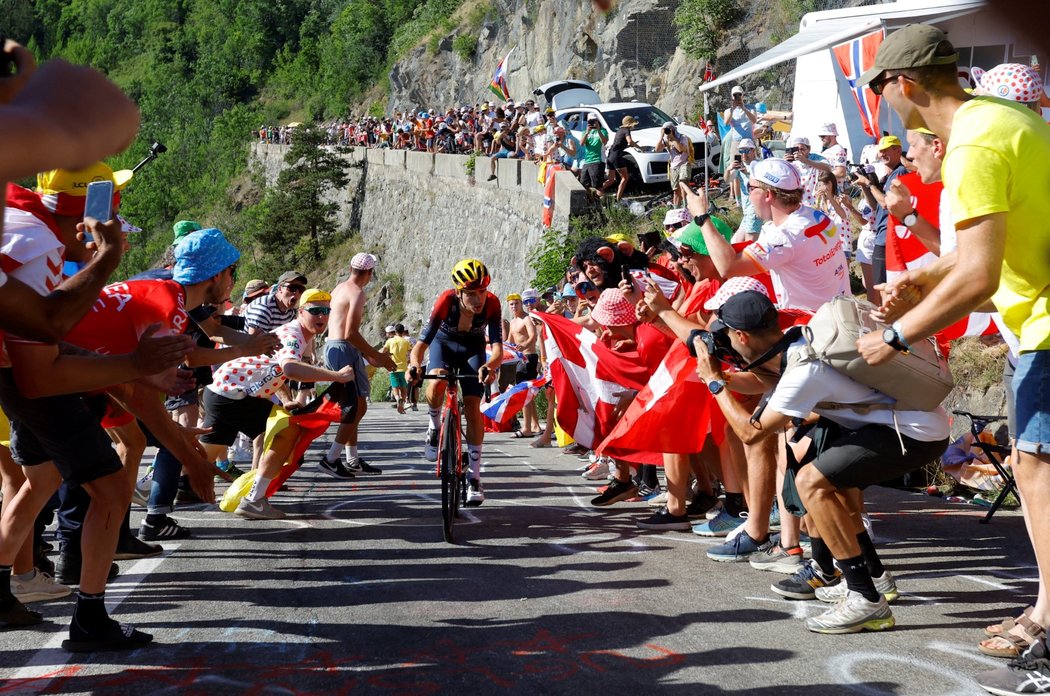 Královskou 12. etapu na Tour de France ovládl Thomas Pidcock