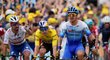 Nizozemský cyklista Dylan Groenewegen (vpravo) oslavuje triumf ve třetí etapě Tour de France