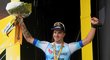 Nizozemský cyklista Dylan Groenewegen oslavuje triumf ve třetí etapě Tour de France